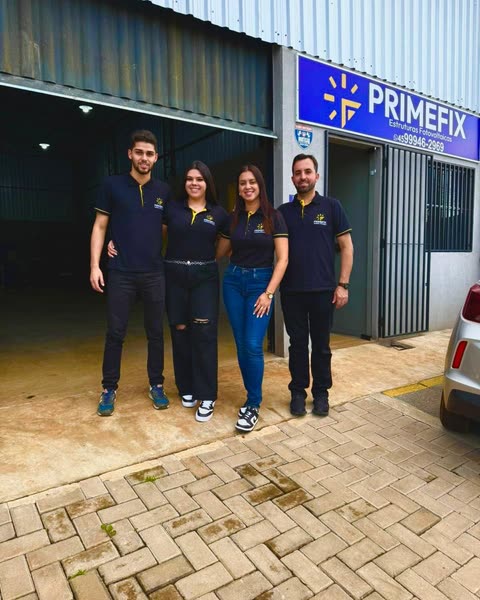 A equipe da PrimeFix na frente da fábrica, em Cascavel