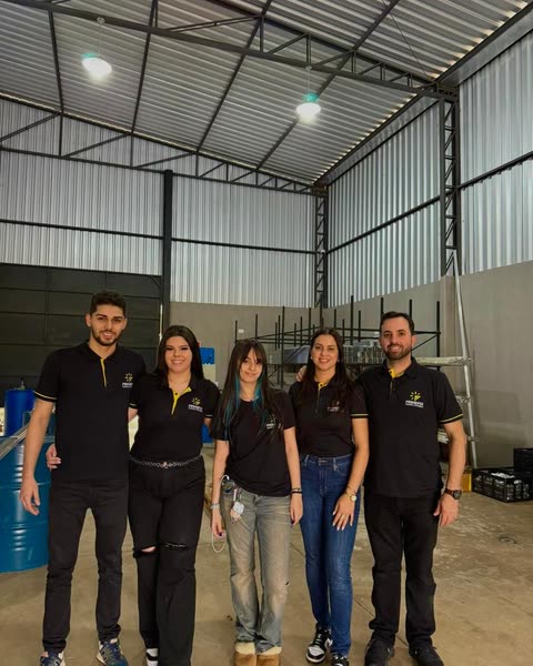 A equipe dentro do galpão novo