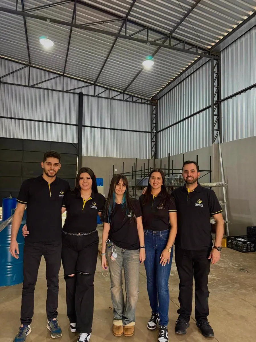 A equipe da PrimeFix dentro do galpão da fábrica, em Cascavel
