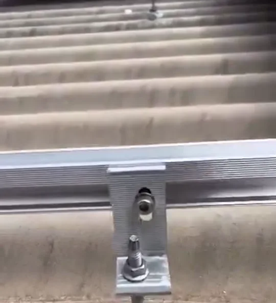 Suporte L da PrimeFix com o trilho, instalado num telhado de fibrocimento