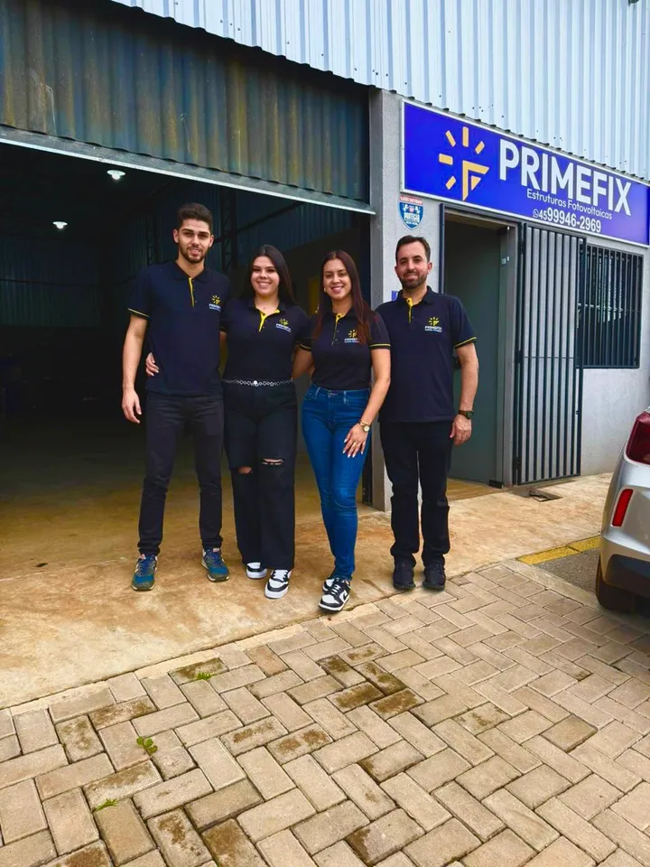 A equipe na frente da primeira sede da PrimeFix